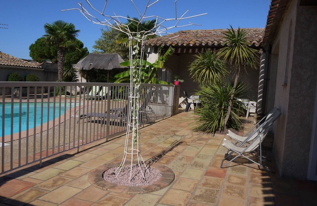Provencal house with PRIVATE SWIMMING POOL 10 km from beaches, Wifi and airco.