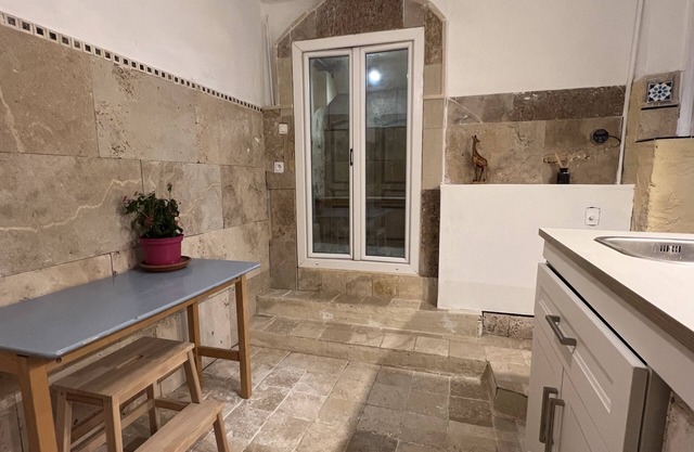 Provencal studio, cachet, calm