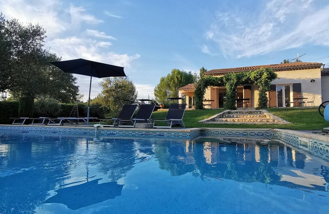 Provençal villa with HEATED SWIMMING POOL near LOURMARIN and LUBERON vineyards