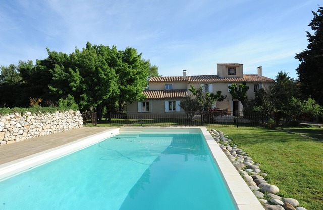 Provencal villa with swimming pool and view of the Sainte Victoire mountain range