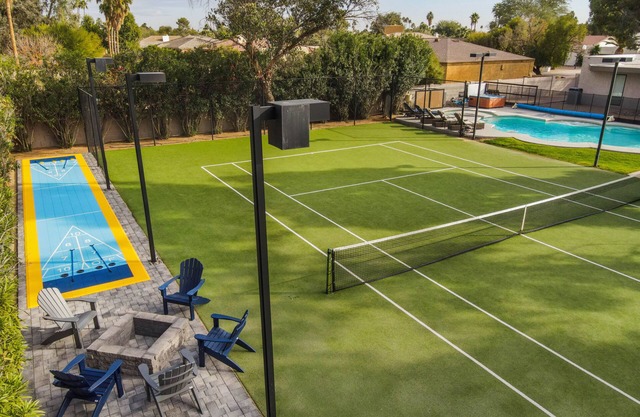 PRVT TENNIS/PICKLEBALL COURT, GIGANTIC HEATED POOL, SHUFFLEBOARD, PUTTPUTT GOLF!