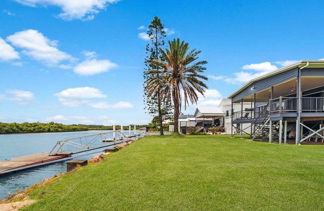 Pumicestone Paradise | Waterfront Retreat