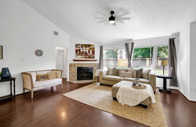 Pup friendly home in Spring w/yard near IAH, Exon & The Waterway