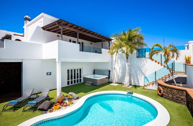 PURE LUXURY 4 Bedroom 5 bathroom Villa With Heated pool, Aircon and Hot Tub
