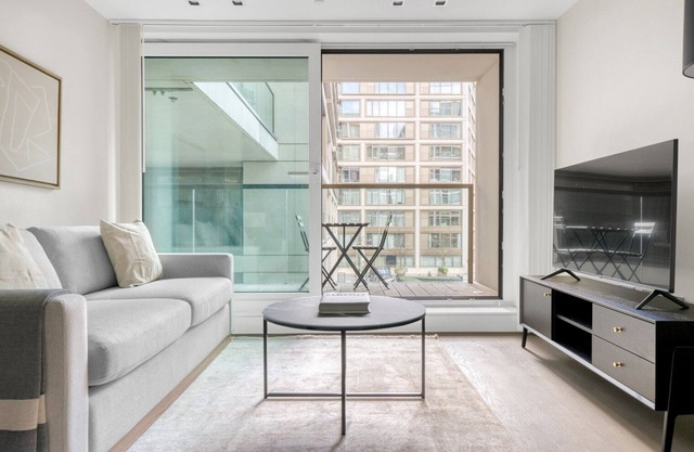 Purpose Bulit Kensington 1BR w/Balcony, 5 mins to Tube, by Blueground