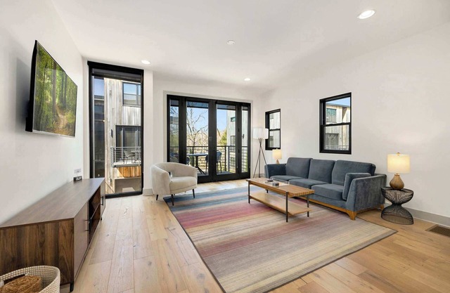 Pursuit - Trailhead Mews - Optional BlakeSt Access