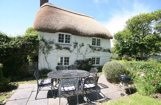Putsborough Manor Cottage (4 + Cot) Dogs Tennis Beach Jacuzzi Smart TV wifi