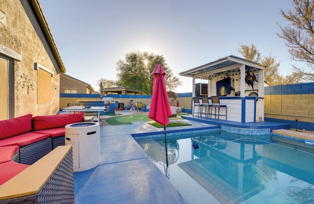 Putting Green & Hot Tub: Goodyear Retreat!