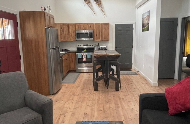 Quaint 2 Bedroom Cabin located in the heart of the Black Hills with garage