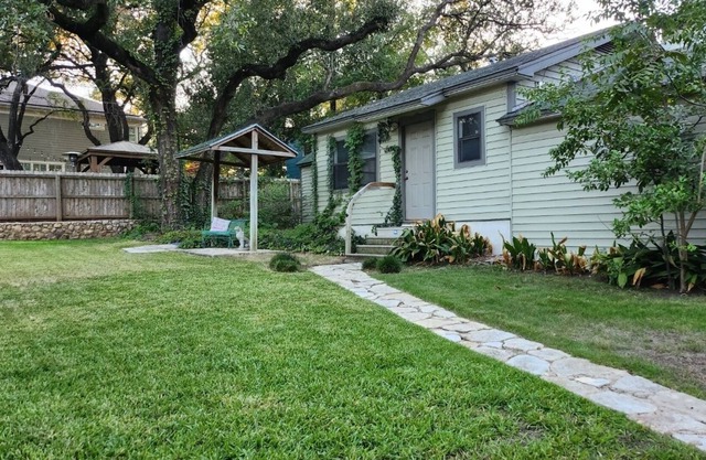Quaint ACL Hideout In Luxury Neighborhood Near Downtown