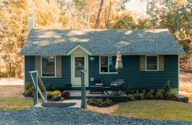 Quaint and Cozy Couples Getaway. Cottage set in a woody area.