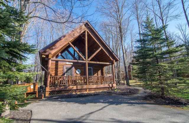 Quaint and So Cozy Deep Creek Lake Log Cabin in Sought After Yellowstone Village
