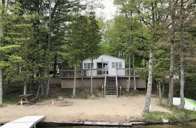 Quaint cabin on Bass Lake - Close to Traverse City dining and shopping!