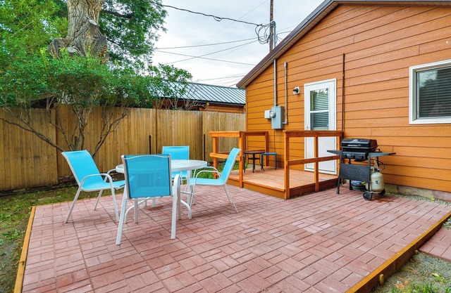 Quaint Cody Cottage w/Grill: Walk to Downtown!