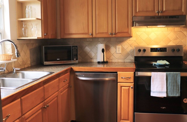 Quaint, comfortable garden home in the heart of wonderful neighborhoods in Jax!