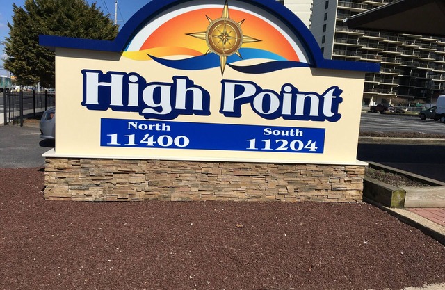 Quaint Condo On Beach & Bayview, steps to beach & pool. Full&mini wks available