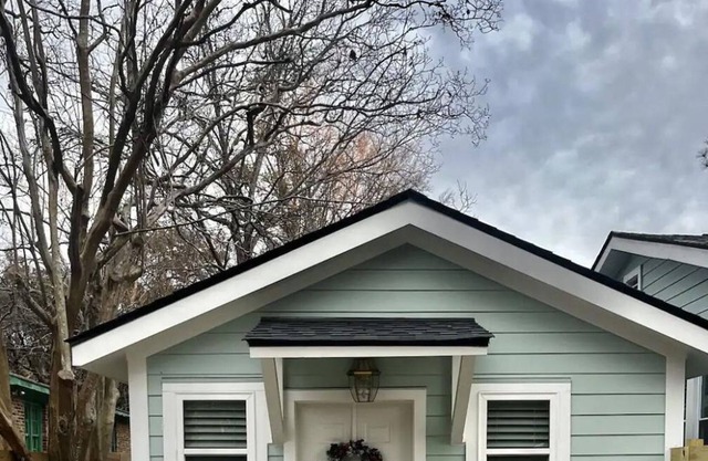 Quaint cottage in the heart of Summerville.