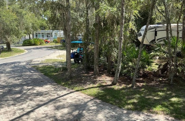 Quaint cottage tucked away in Crystal River. 1bed/1bath. Close to everything!