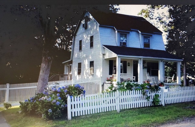 Quaint Cottage w/AC; Walk to Beach & Park w/Pickleball, Large Yard,