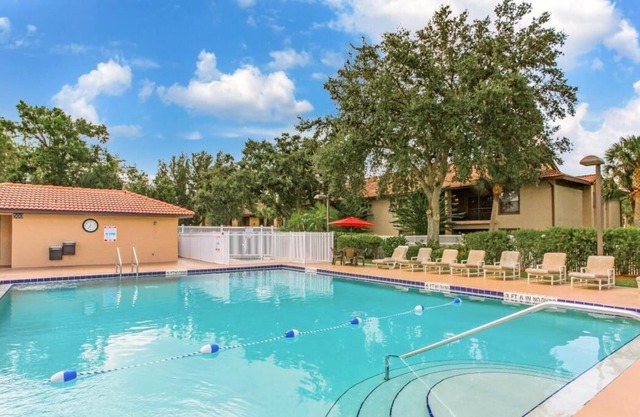 Quaint Country Setting, 2 Modish Units, Pool, Parking, BBQ Facilities