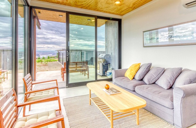 Quaint, Dog-Friendly Modern Home w/Patio - walk to Cave B & Gorge Amphitheater