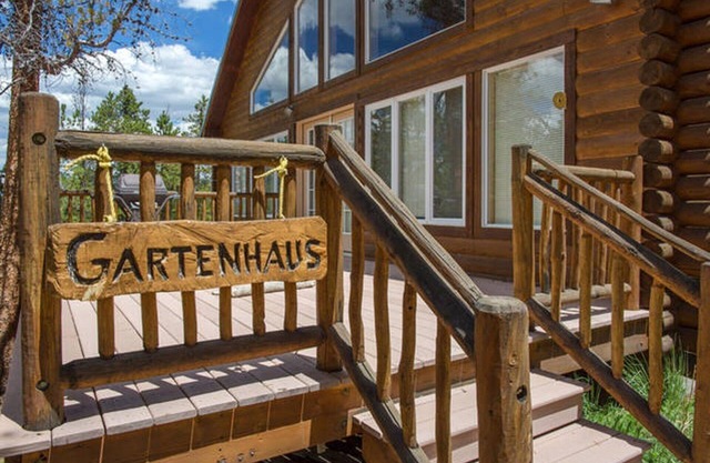 Quaint House in the Woods hiking trails, pet friendly and lots of privacy