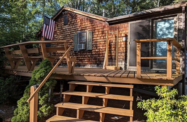 Quaint Lakeside Cabin for a Peaceful Family Getaway Surrounded by Nature by Province Lake in New Hampshire
