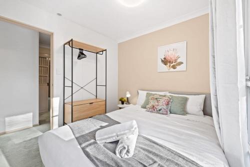 Quaint Queen Room in Pymble - Private Spot - Shared Bathroom