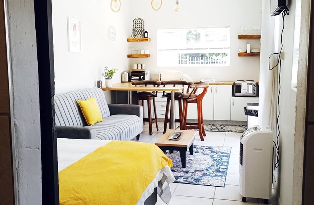 Quaint self-catering unit, located in the heart of Paarl.