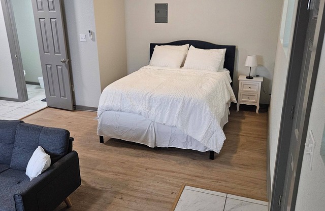 Quaint studio in Sweeny for a cozy getaway
