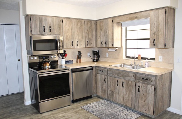 Quaint updated 2 bedroom townhouse located in the heart of Crystal River