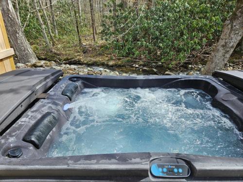 Quaint Villa, Pickleball Court, Creek, WIFI, Mountain Views, Starting at 79"