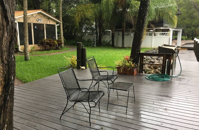 Quaint Waterfront Cottage-75 Ft. Boat dock