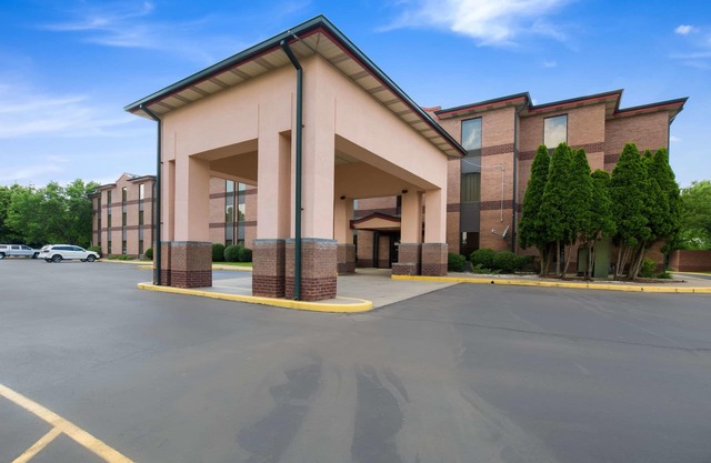 Quality Inn & Suites Sellersburg - Louisville Area