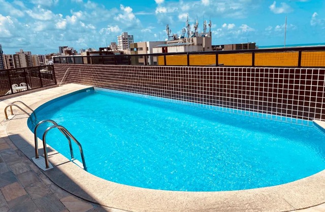 Quarto e sala com piscina próximo à praia