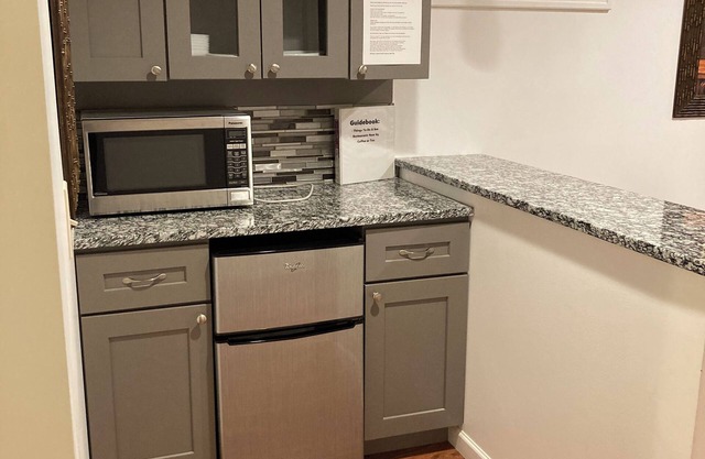 Queen bed suite near Lagoon & Hill AFB; free wifi