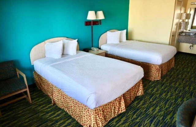 Queen Room Comfort – Affordable Stay with Parking Provided