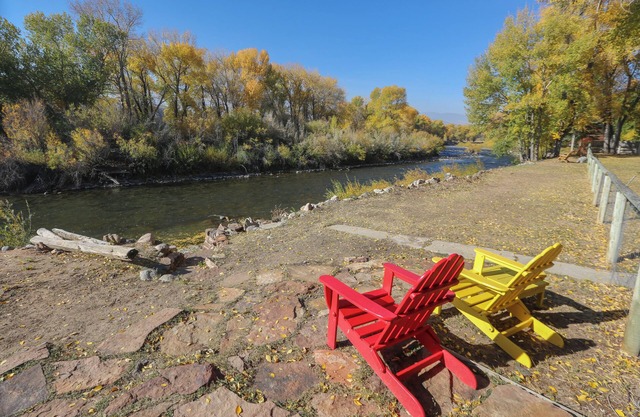 Queen Room w/Riverfront Access, Panoramic Mountain View & Hot Tub on Site.