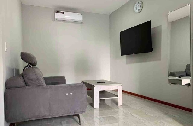 Queen's Two Bedroom Apartment with Pool View