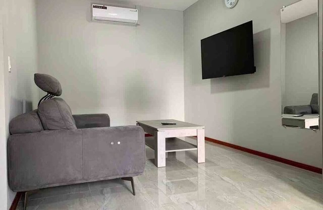 Queen's Two Bedroom Apartment with Pool View