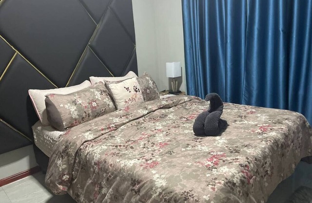 Queen's Two Bedroom apartment with Pool View