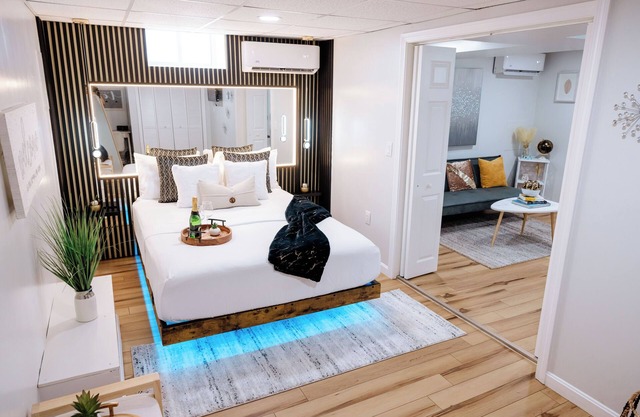 -Queen+Sofa Bed-“Modern/Cozy/Lovely” Casita CoNeJo