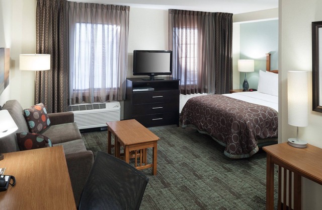 Queen Studio Near IBM. Free Breakfast. Pool. Gym.