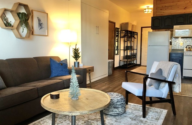 Queen Studio~Resort Amenities~19 Miles to West RMNP