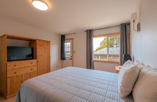 Queen studio suite in Ucluelet.