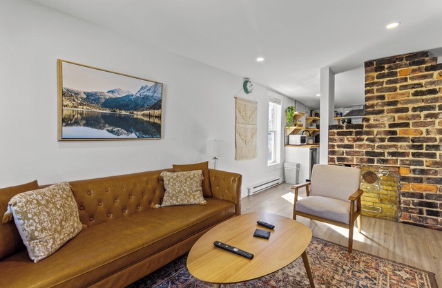 Queen Top Suite | 2BR | Free Parking | Modern