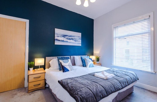 Queens Avenue - Central Chester Home - Sleeps 9