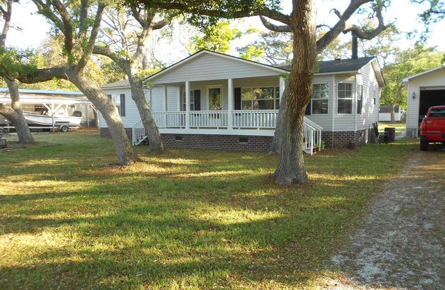 Quiet 3 bedroom, 2 Bath Home located within 1/2 mile of ferry to Cape Lookout