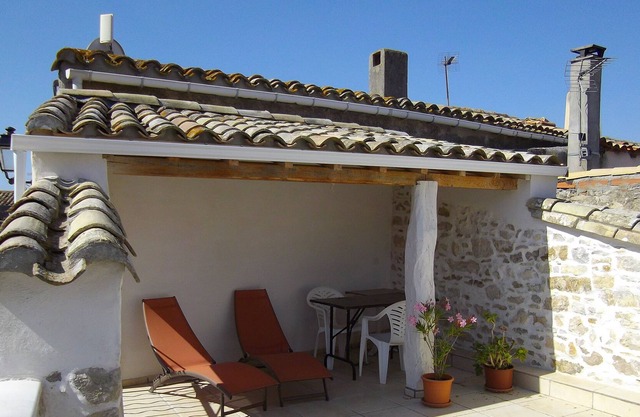 Quiet and bright cottage with village terrace near Carcassonn