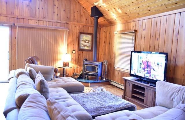 Quiet and Comfy 3 bed/2bath - Golf Chalet w/Loft&Hot tub